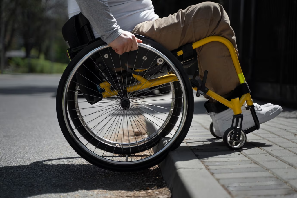 Pessoa com deficência tentando subir em calçada sem rampa de acessibilidade