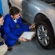 Homens analisando a qualidade de um pneu de carro