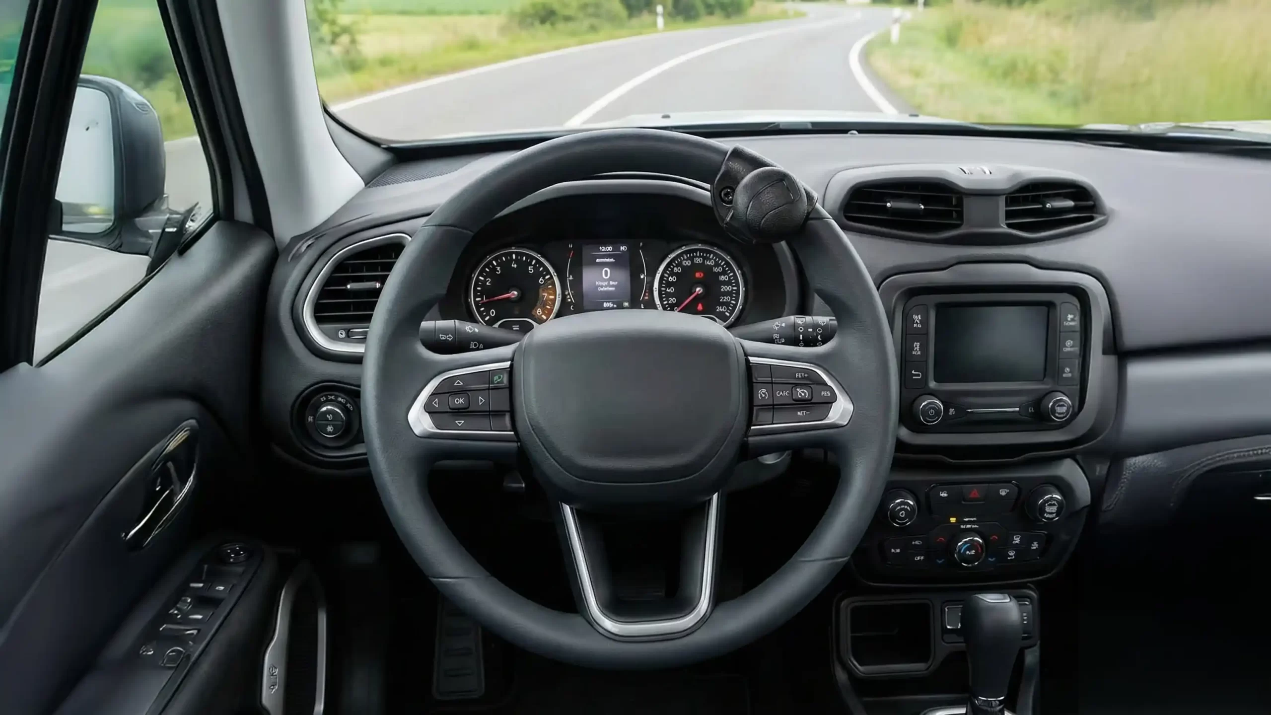 Volante de carro com pomo giratório para adaptação veicular, facilitando a direção para pessoas com deficiência e garantindo mais autonomia ao motorista.